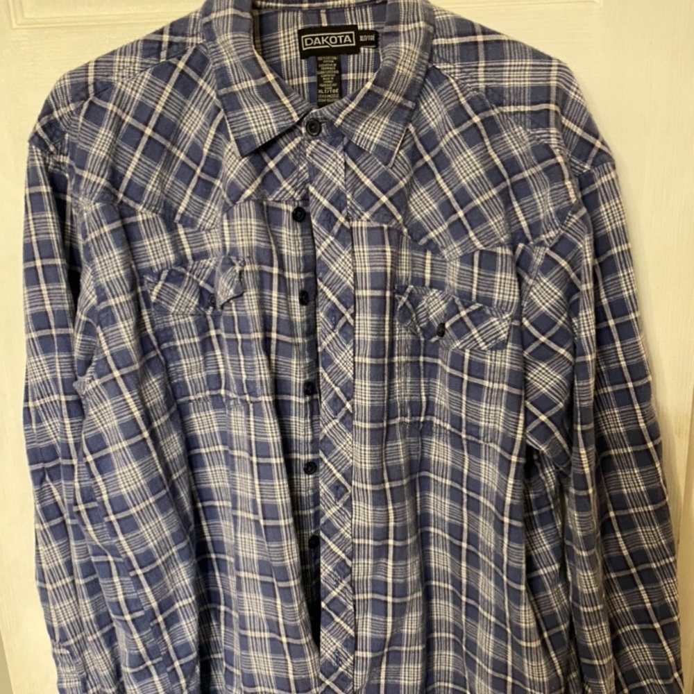 Very nice mens Dakota shirt 👕 size XL